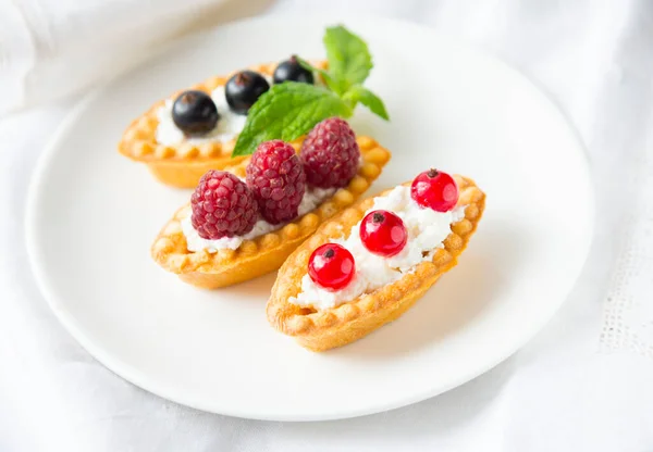 Deliciosas Tartaletas Con Bayas Frescas Crema Batida —  Fotos de Stock