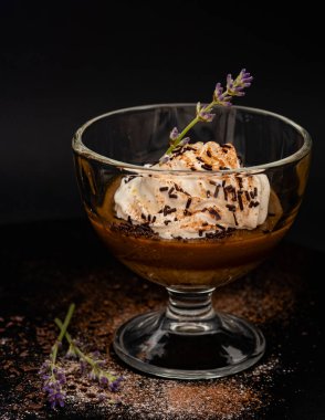 Bardakta çikolatalı panna cotta.