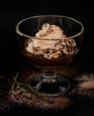 Bardakta çikolatalı panna cotta.