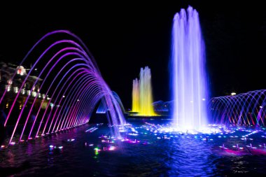 Şehirde fıskiyeler. Renkli gece çeşmesi, Krasnodar şehri, Rusya
