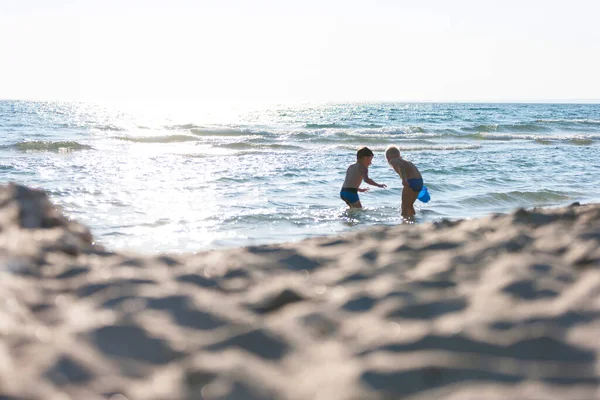 Silhouettes Two Boys Sea Out Focus Concept Relaxation Healthy Lifestyle — Stock Photo, Image