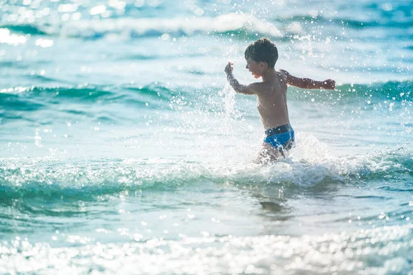 Mały Chłopiec Plaży Bawiący Się Falami Czas Letni Pojęcie Relaksu — Zdjęcie stockowe