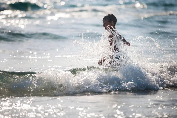 Маленький Мальчик Пляже Играет Волнами Летнее Время Концепция Расслабления Здорового — стоковое фото