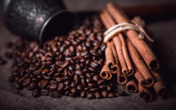 Coffee Beans Cinnamon Sticks Selective Focus — Stock Photo, Image