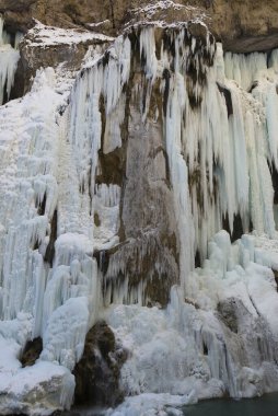 Kimya şelaleleri - Kabardino-Balkaria, Rusya 'da olağanüstü güzelliğin görkemli bir görüntüsü. Kış manzarası