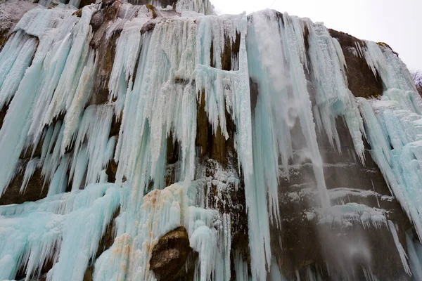 Kimya şelaleleri - Kabardino-Balkaria, Rusya 'da olağanüstü güzelliğin görkemli bir görüntüsü. Kış manzarası