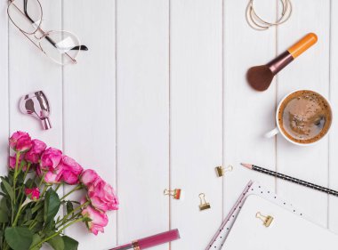 Beyaz masaya kadınsı aksesuarları