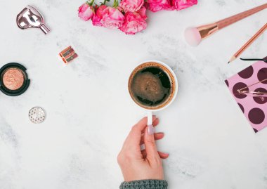 Kahve tablo üzerinde tutan kadının el