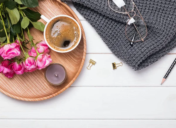 Vet leggen met koffie, bloemen, trui en kleine accessoires — Stockfoto