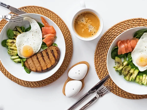 Avokado, kızarmış ekmek ve yumurta kahvaltı kase — Stok fotoğraf