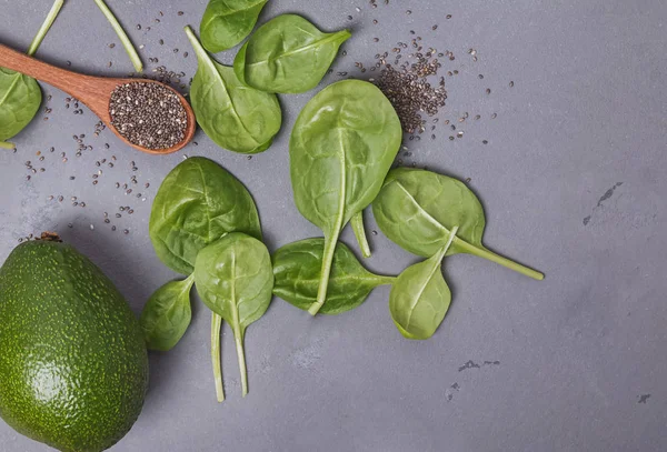 Složení pro výrobu zdravého zeleného smoothie nebo salátu. — Stock fotografie