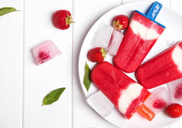 Plaka üzerinde çilek posicles