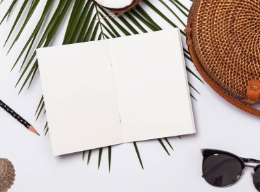 Not defteri mock-up yaz aksesuarları ile masada