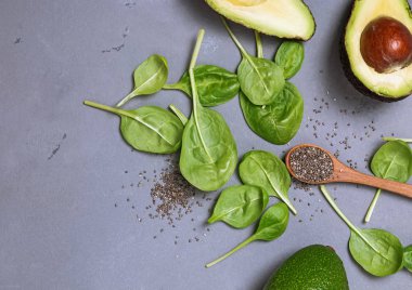 Avokado, ıspanak, chia tohumu, üstten görünüm.