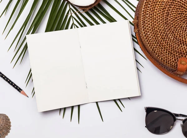 Not defteri mock-up yaz aksesuarları ile masada