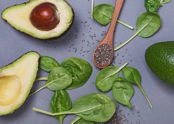 Avokado, ıspanak, chia tohumu, üstten görünüm.