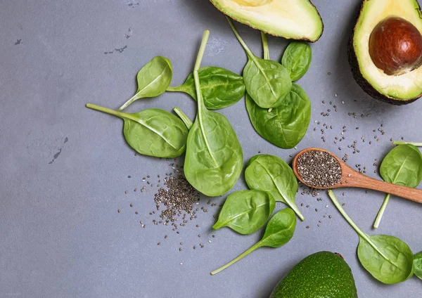 Avokado, ıspanak, chia tohumu, üstten görünüm.