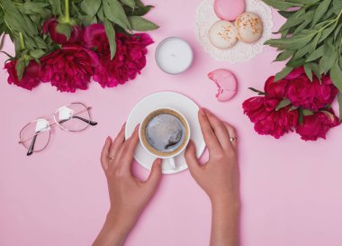 Kahve tablo peonies ve macarons holding Womans eller