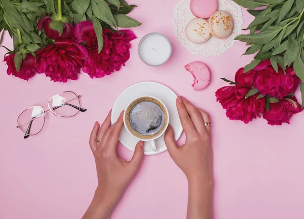 Kahve tablo peonies ve macarons holding Womans eller