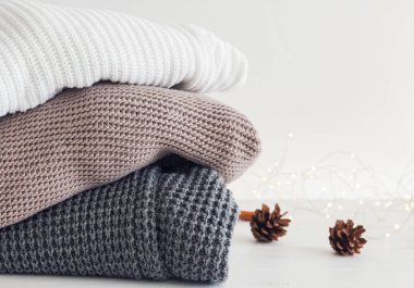 Örme kazak ve çam kozalakları arka plan üzerine sıcak.