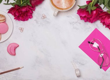Kahve, pembe peonies ve mermer zemin üzerine güzel kadınsı aksesuarları