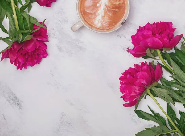 Güzel pembe peonies ve mermer zemin üzerine kahve