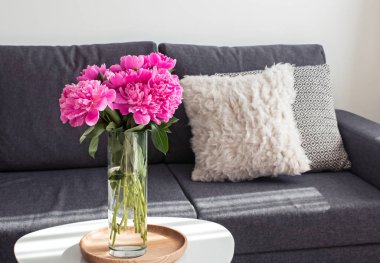 Kanepede peonies vazo daimi kahve masasında yakınındaki