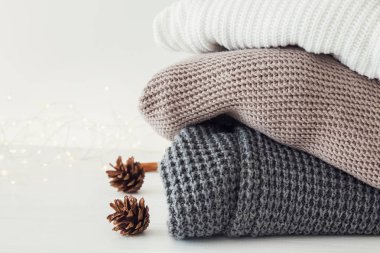 Örme kazak ve kozalaklar küçük garland ile sıcak