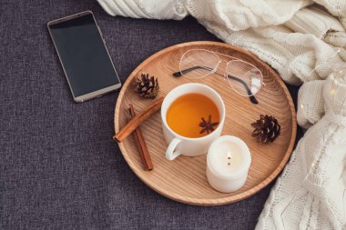 Çay, kazak ve diğer nesneleri kanepe.