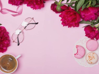 Peonies, kahve ve macarons pembe arka plan üzerinde