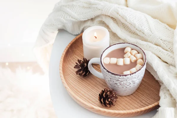 Chocolat chaud avec guimauves, pull tricoté et bougie allumée — Photo