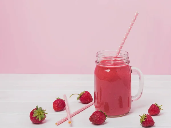 Heerlijke aardbei smoothie in een pot — Stockfoto