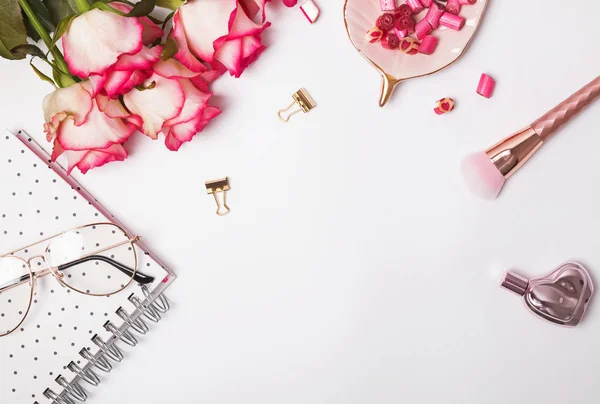 Rózsa és a fehér tábla aranyos női kiegészítők — Stock Fotó