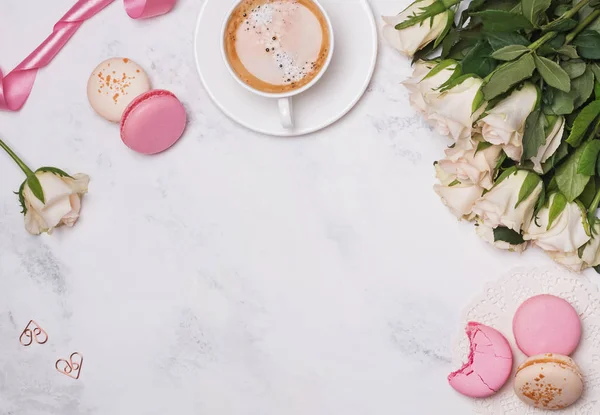 Pose plate avec macarons, café et roses — Photo