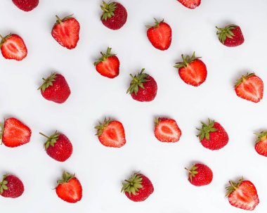 Beyaz arka plan üzerinde olgun çilek.