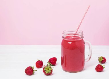 Kavanozda çilek güler yüzlü lezzetli