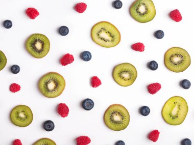 Çilek ve dilimlenmiş kivi, üstten görünüm