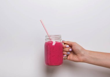 Berry güler yüzlü bir cam kavanoz tutan kadının el