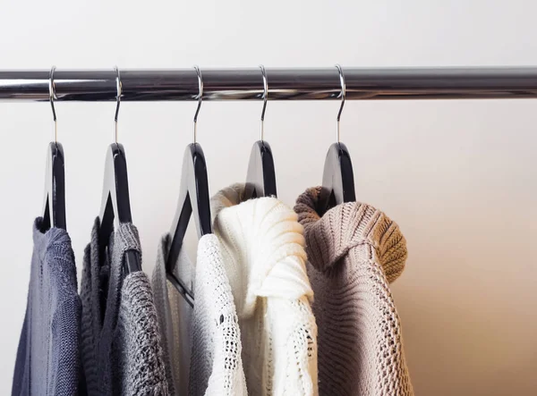 Gebreide truien op hangers — Stockfoto