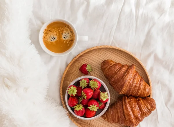 Frühstück im Bett, von oben — Stockfoto