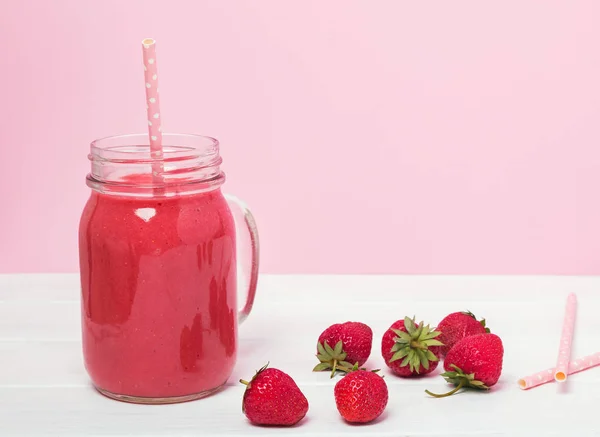 美味的草莓奶昔在罐子里 — 图库照片
