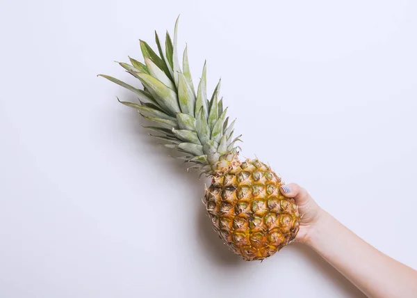 Dames hand met ananas — Stockfoto