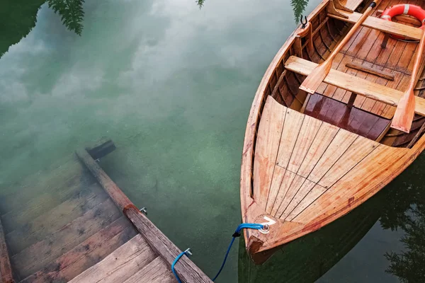Wooden boat on the beautiful mountain lake, — Stock Photo, Image