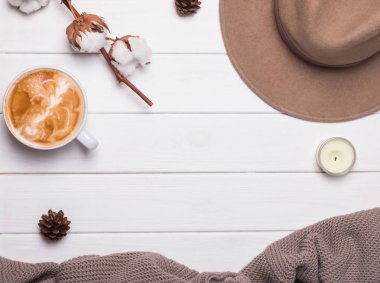Beyaz arka plan, üstten görünüm üzerinde soğuk sezon aksesuarlar. Şapka, kazak, sıcak kahve ve diğer.