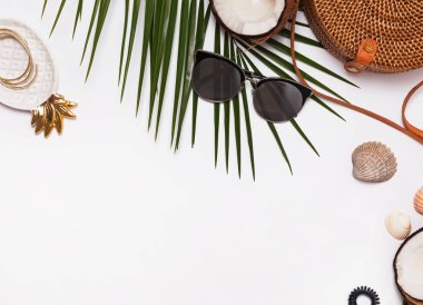 Beyaz arka planda, üstten görünüm kadınsı aksesuarları