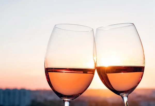 Dois Copos Com Vinho Rosa Céu Fundo Cidade Pôr Sol — Fotografia de Stock