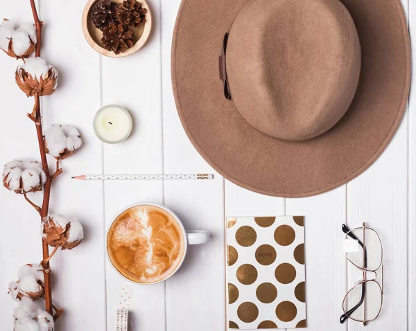 Automne à thème plat ly avec chapeau en feutre et café — Photo