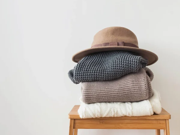 Pila di caldo maglione a maglia e cappello di feltro sulla parte superiore di esso — Foto Stock