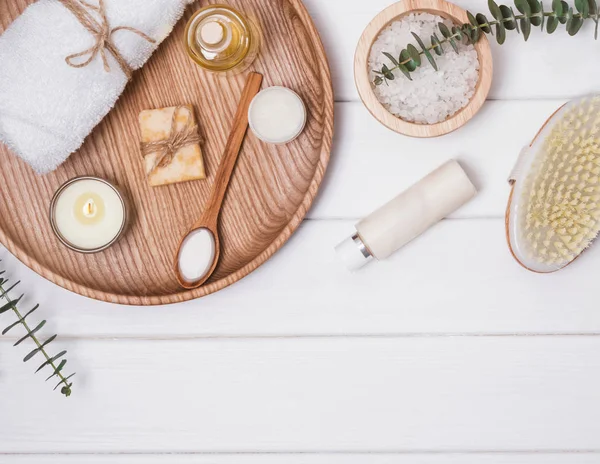 Kosmetyki i akcesoria do pielęgnacji ciała na biały drewniany stół. — Zdjęcie stockowe