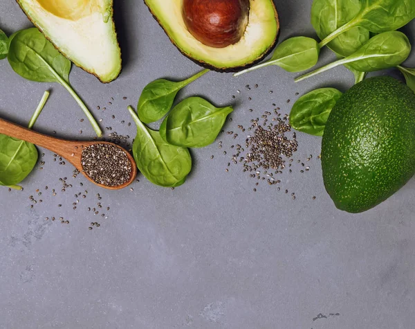 Sağlıklı yeşil meyve suyu veya salata yapmak için gerekli malzemeler.